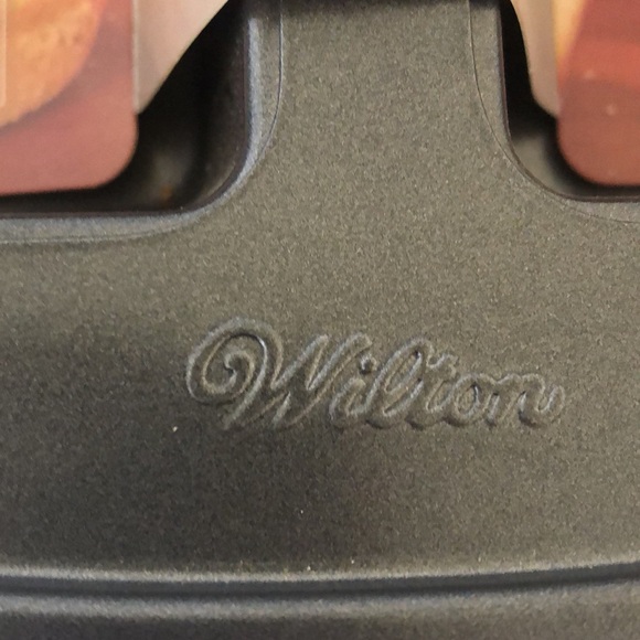 New! Wilton Premium Non-Stick 8 Mini Loaf Pan with Baking Cup Liners - Picture 3 of 12